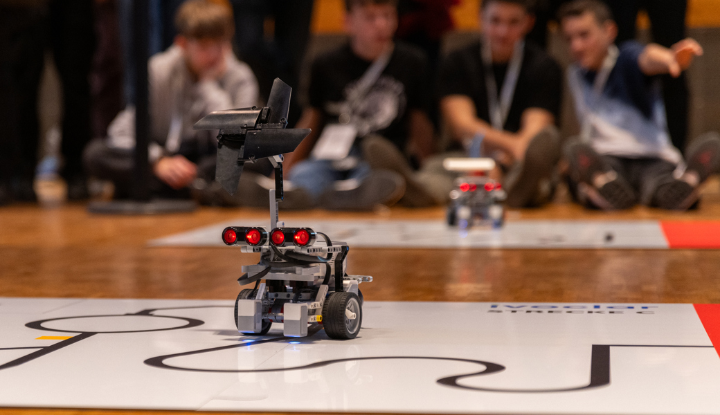 Die «RoboLeague» richtet sich in erster Linie an Schülerinnen und Schüler. Willkommen sind aber alle Technikbegeisterten.