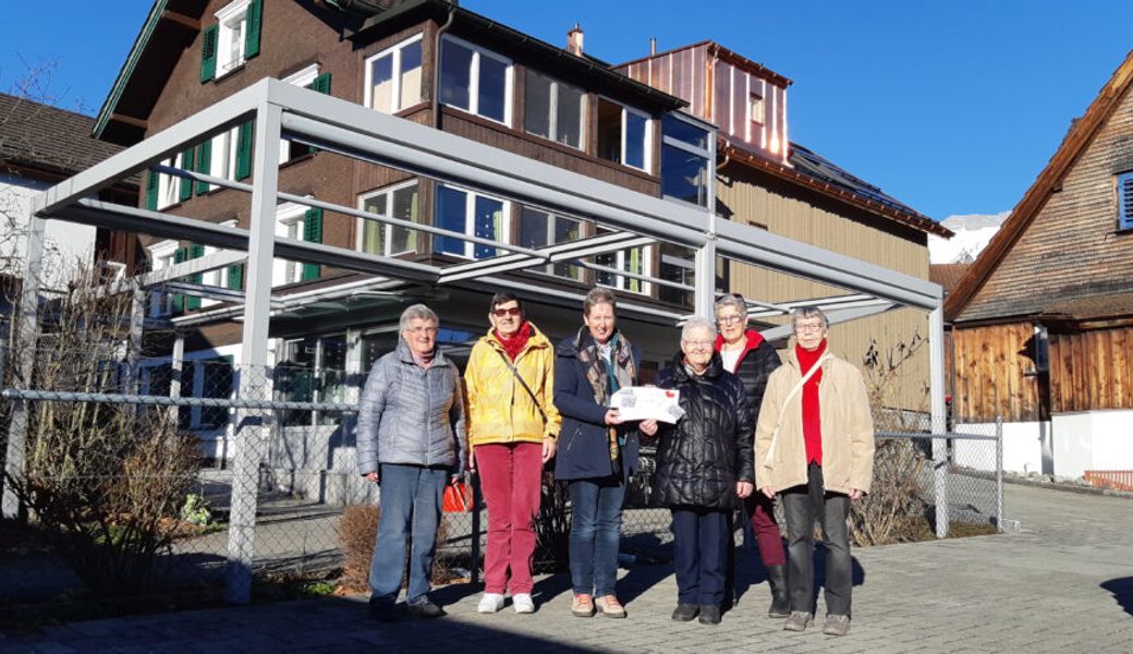  Checkübergabe vor dem Zentrum Wiitsicht, Grabs, mit Margrit Raimann und einigen Frauen der Strickrunde, Gams. 