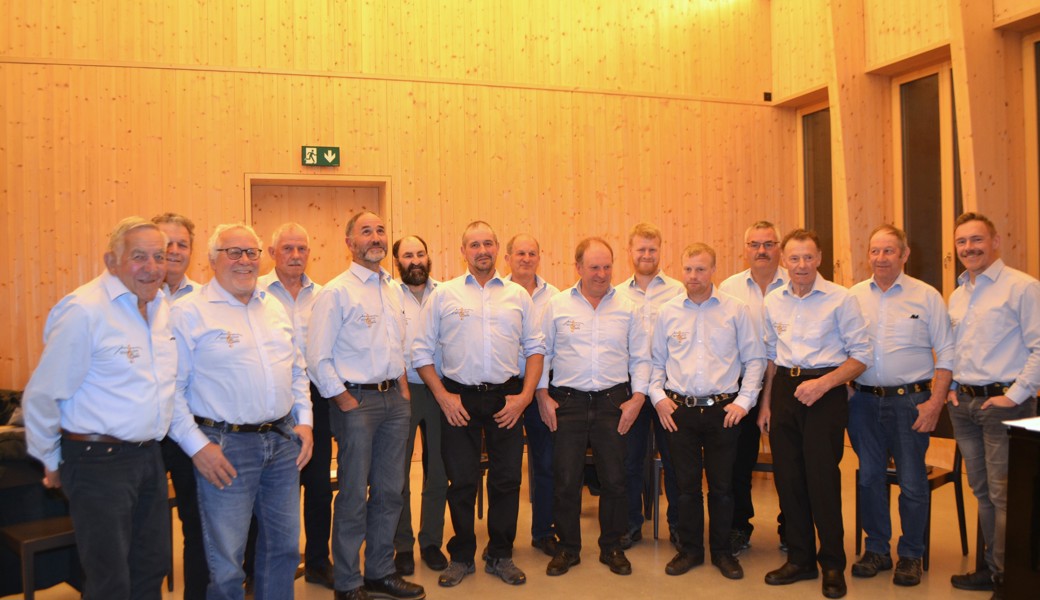 Der Männerchor Säntis Alt St. Johann am Probeabend im evangelischen Kirchgemeindehaus. Ganz rechts Dirigent Tobias Claudy.