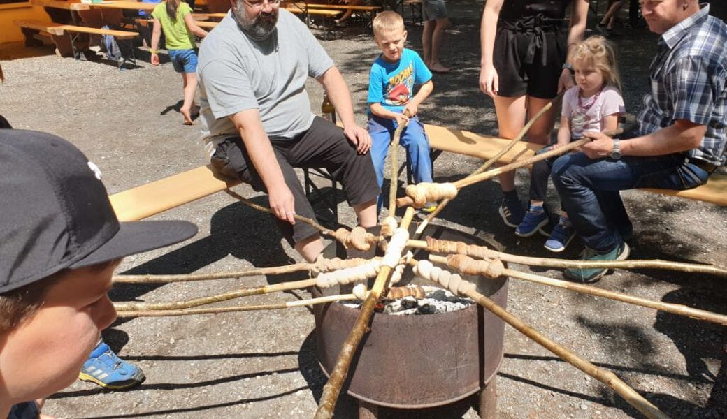  Knusprig gebackenes Schlangenbrot durfte beim Familiengrilltag des Seilziehclubs nicht fehlen. 