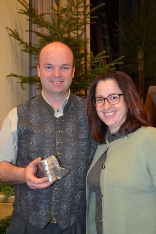  Markus Brändle, Wildhaus, ist einer der Glücklichen, die von Tanja Schädler einen Becher entgegennehmen dürfen.