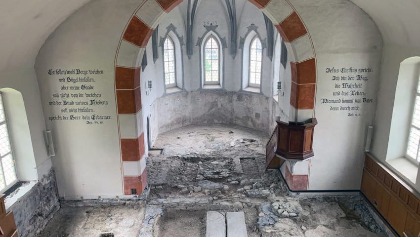  Kirche Sax mit freigelegtem Boden 2021.