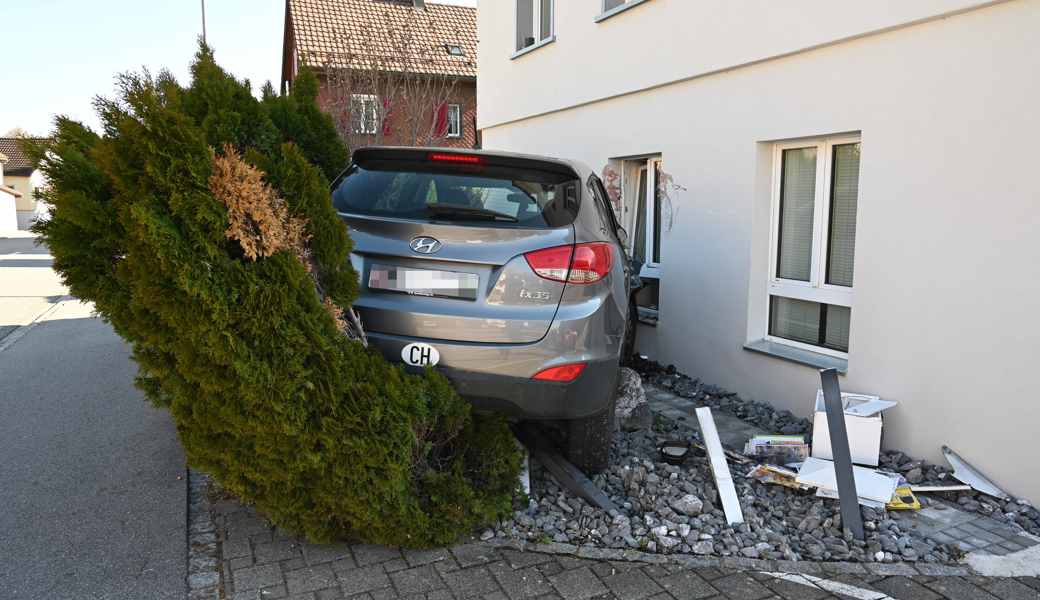 Fahrerin leicht verletzt: Unfall in Weite.