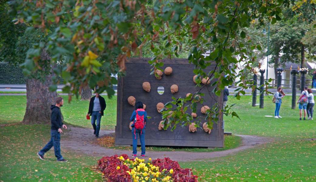 Kunst hat viele Gesichter. Ein Werk von Franziska John im Hofpark Bad Ragaz. 