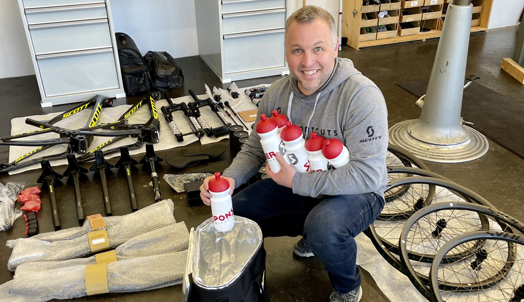 Letzte Vorbereitungen auf den Cape Epic in Südafrika: Der Grabser Peter Baumgartner, der zum Betreuerteam von Nino Schurter gehört, hilft eifrig mit beim Packen des Materials.