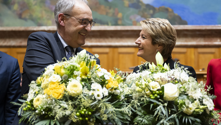 Karin Keller-Sutter (FDP) am Mittwoch nach ihrer Wahl zur Bundespräsidentin 2025, mit dem neuen Vizepräsidenten Guy Parmelin (SVP).