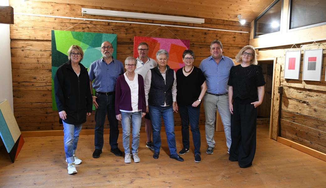 Die Kunstschaffenden und die Organisatoren vom Einwohnerverein Werdenberg (von links): Petra Eberle, Max Schifferle, Ursula Eberle,   Gerry Rupp, Graziella Keferstein-Prina, Doris Bösch, Hans Wunder (Präsident) und Petra Lehnhoff (Aktuarin).