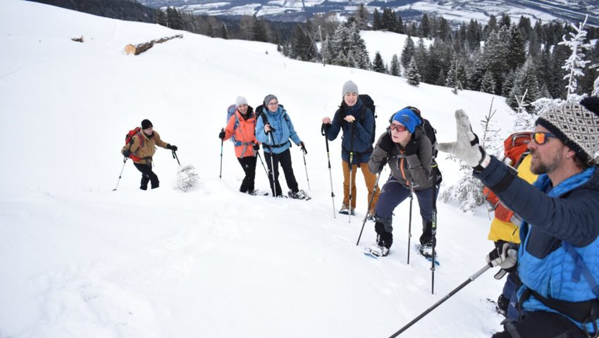  Gespannt hören die Teilnehmenden Bergführer Dominik Suntinger bei seinen Ausführungen über die Lawinengefahr zu. 