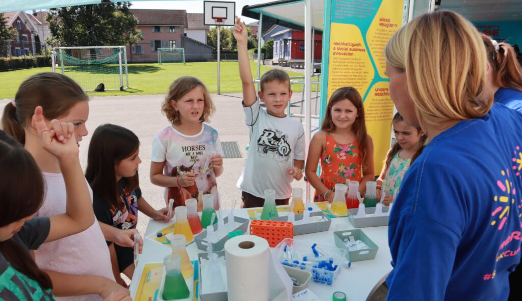  Mittels Experimenten zum Mitmachen lernten die Schülerinnen und Schüler die Welt der Mikroorganismen kennen. Bilder: Michael Kyburz