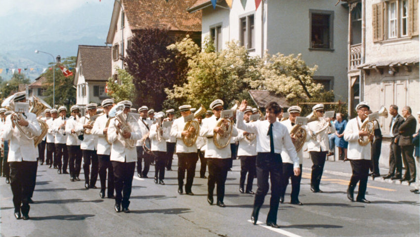  Die Musikgesellschaft Buchs in Gala-Uniform mit neuem Leiter Anton Hidber am Jubiläumsumzug vom 25. Juni.