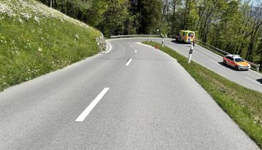 Motorradfahrerin stürzt in Kurve