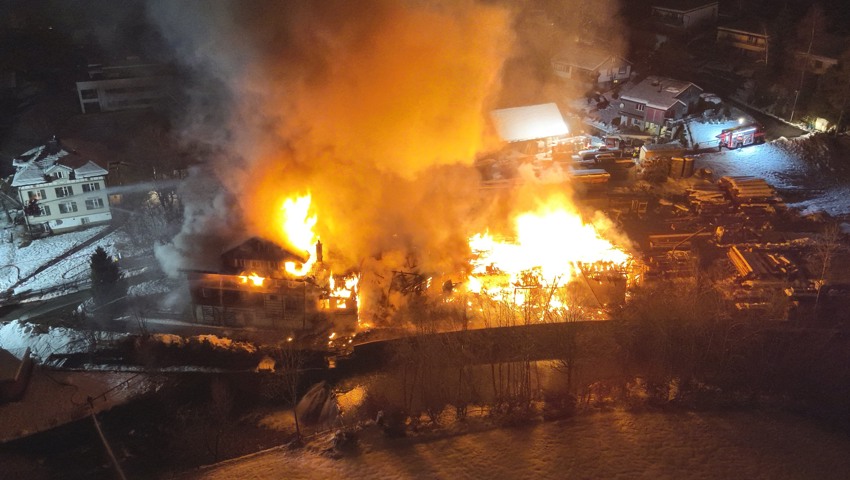 Die Sägerei und das angrenzende Wohnhaus wurden in der Nacht auf den vergangenen Freitag ein Raub der Flammen.