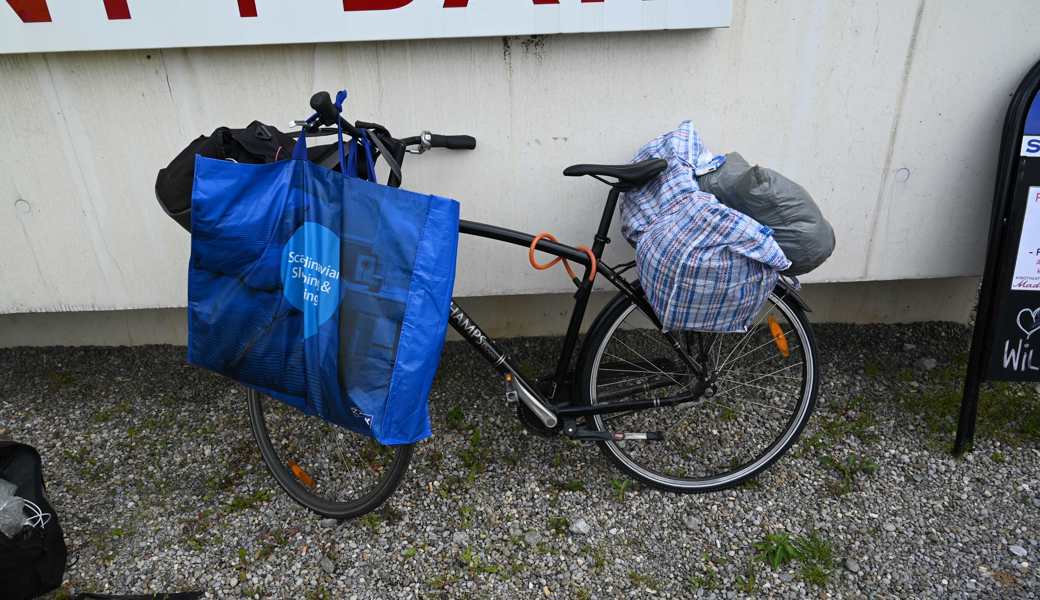  Das schwer bepackte Velo, mit dem der 45-jährigen Mann von zwei Kantonspolizisten angehalten wurde. 