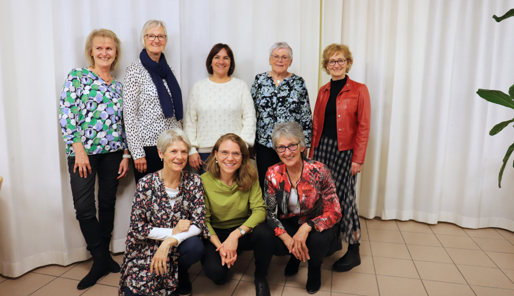 Jubilarinnen und Mitglieder, die von ihren Funktionen zurücktreten bzw. sie übernehmen: Odile Lüthi, Petra Näf, Brigitte Bärtsch (vorne von links); Daniela Eitzinger, Elisabeth Herren, Andrea Hanselmann, Lotty Emmerich, Iris Gantenbein (hinten von links). Es fehlt Verena Bont. Bild: PD