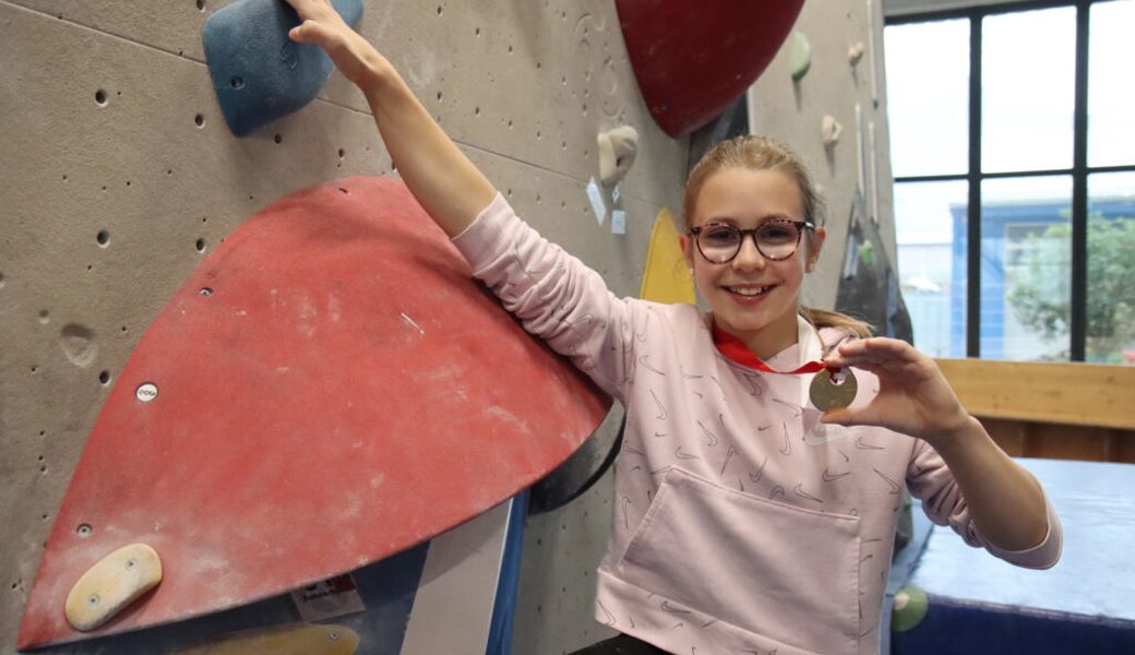  Flavia Ghilardi mit ihrer Lead-Goldmedaille von den Schweizer Meisterschaften. 