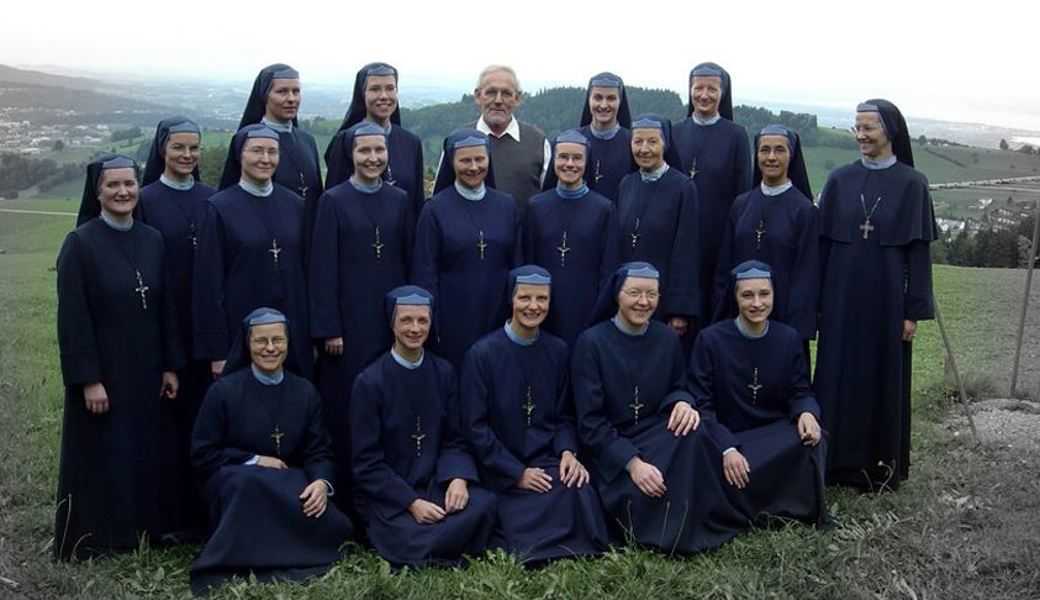 Eine Gruppe Schwestern der Neuchristen, in deren Mitte hinten: Gründer und Schwert-Bischof Nikolaus Schneider.